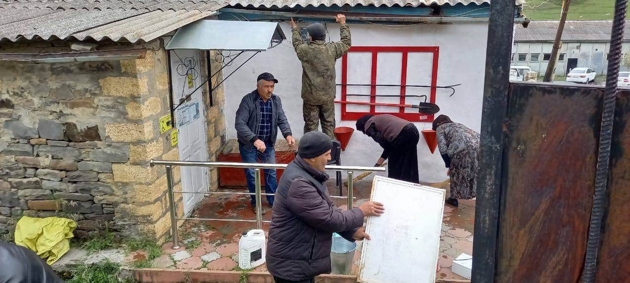 Накануне, сотрудники ГБУ РД КЦСОН в МО «Агульский район» провели санитарную уборку по благоустройству территории Центра и прилегающих к нему участков.